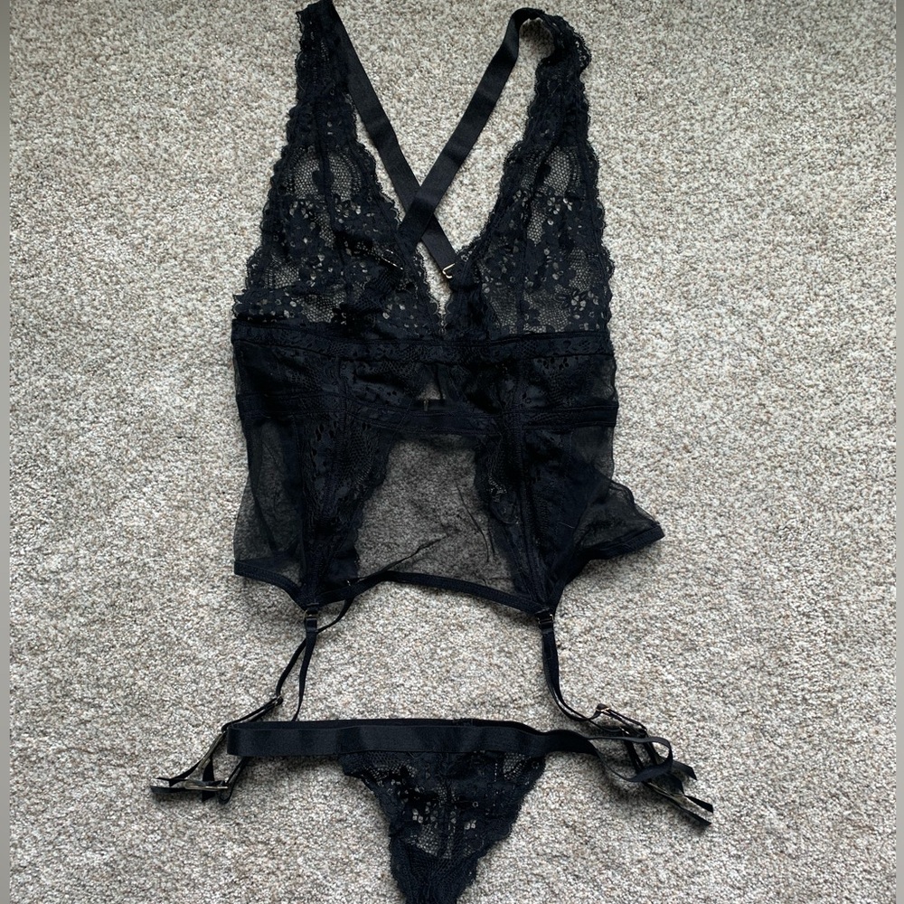 Venus Women’s Lace Lingerie Set, Black, size S/M NWOT